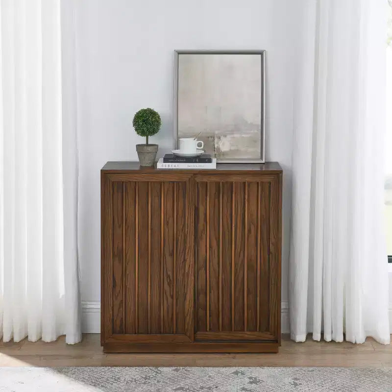 Buffet moderne milieu de siècle avec 2 portes coulissantes, accents en bois massif, brun