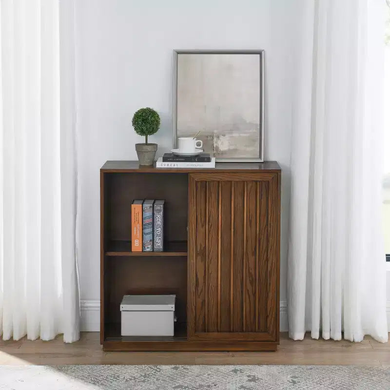 Buffet moderne milieu de siècle avec 2 portes coulissantes, accents en bois massif, brun