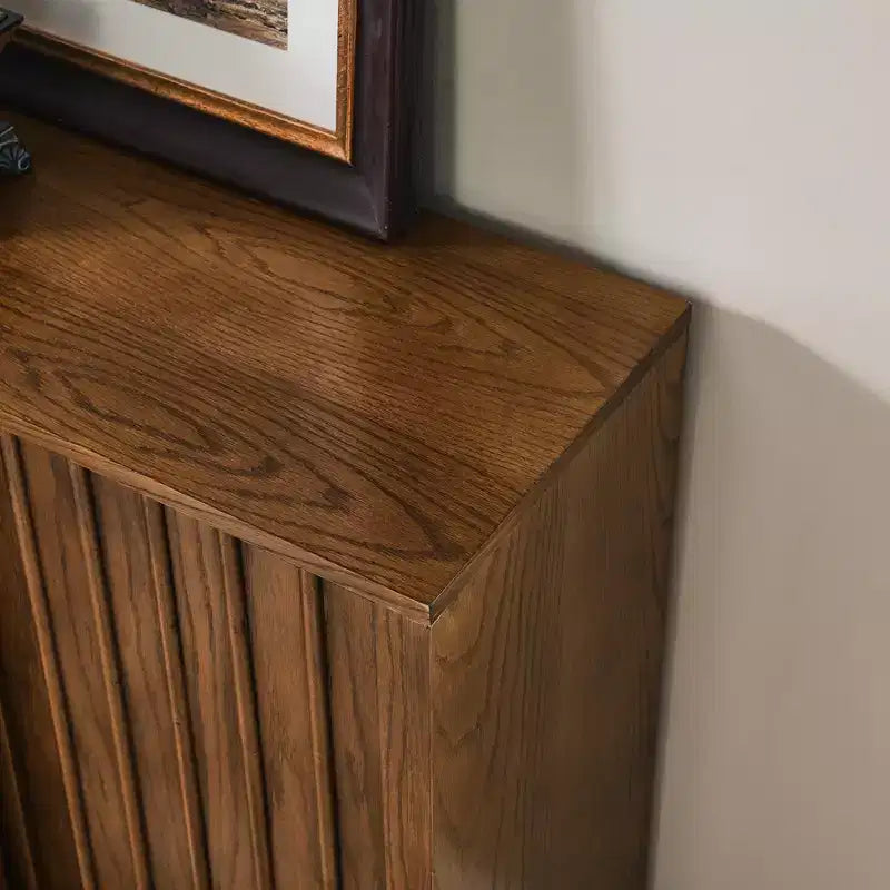 Buffet moderne milieu de siècle avec 2 portes coulissantes, accents en bois massif, brun