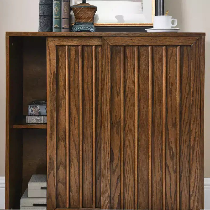 Buffet moderne milieu de siècle avec 2 portes coulissantes, accents en bois massif, brun