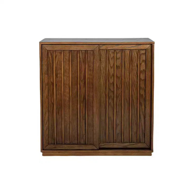 Buffet moderne milieu de siècle avec 2 portes coulissantes, accents en bois massif, brun