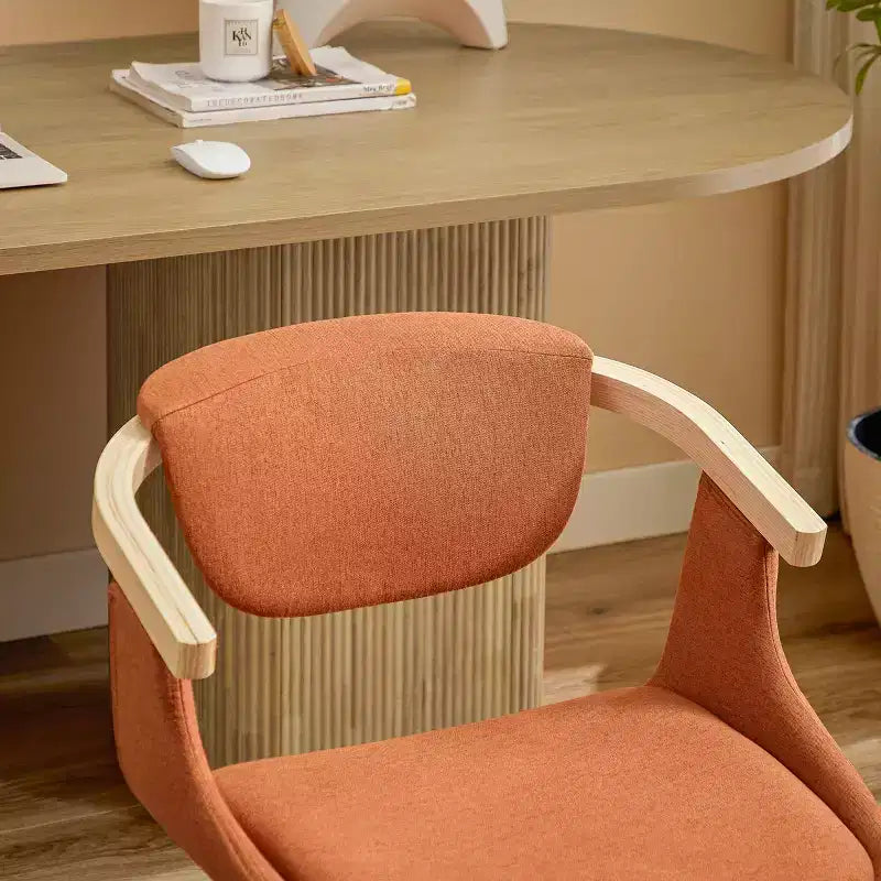 Chaise de salle à manger pivotante rembourrée en tissu avec accoudoirs en bois et finition naturelle