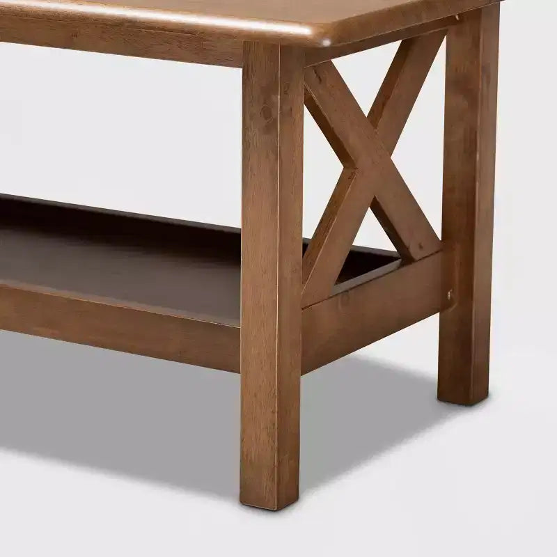 Table basse rectangulaire en bois, finition noyer brun avec étagère inférieure et panneaux entrecroisés