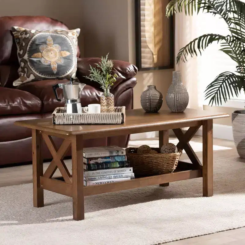 Table basse rectangulaire en bois, finition noyer brun avec étagère inférieure et panneaux entrecroisés
