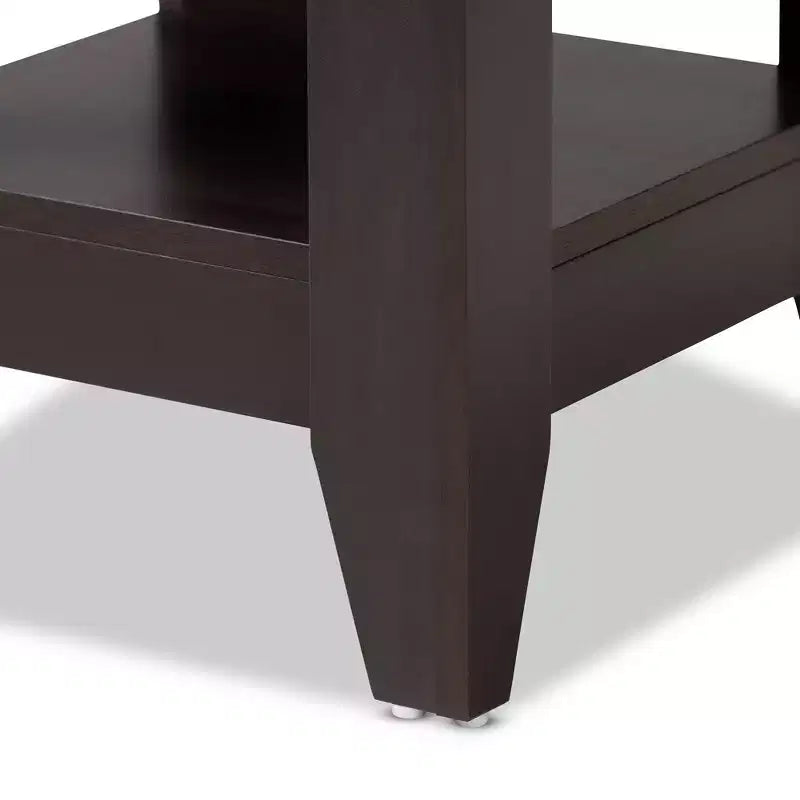 Table d'appoint compacte en bois avec étagère de rangement et pieds fuselés, marron foncé