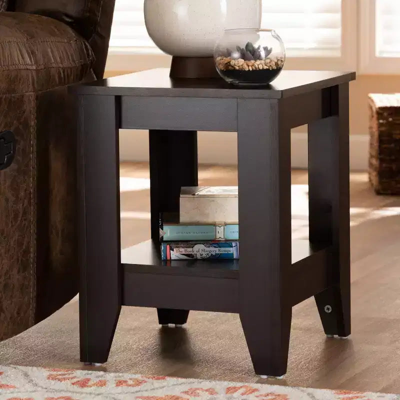 Table d'appoint compacte en bois avec étagère de rangement et pieds fuselés, marron foncé