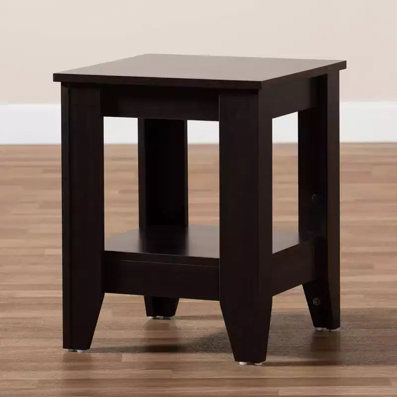 Table d'appoint compacte en bois avec étagère de rangement et pieds fuselés, marron foncé