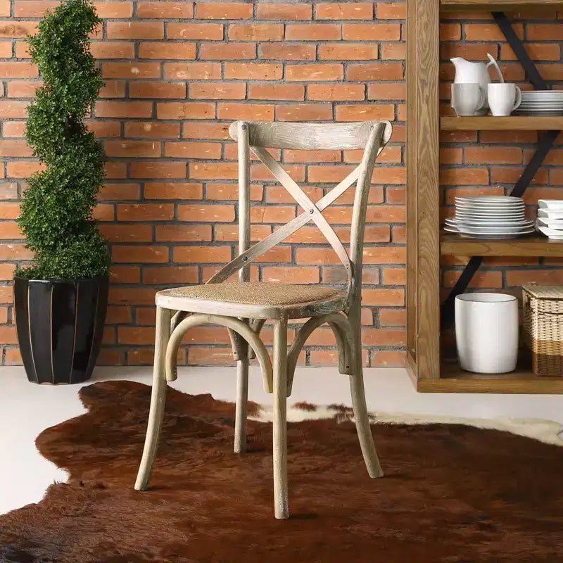 Chaise de salle à manger rustique avec assise en rotin naturel et pieds fuselés