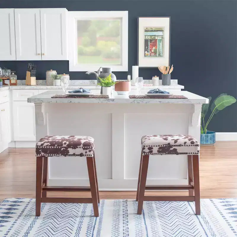 Tabouret de bar sans dossier, hauteur comptoir, rembourré avec clous décoratifs et repose-pieds